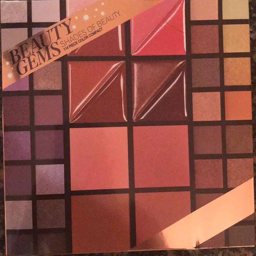 Shades of beauty 114 piece color compact